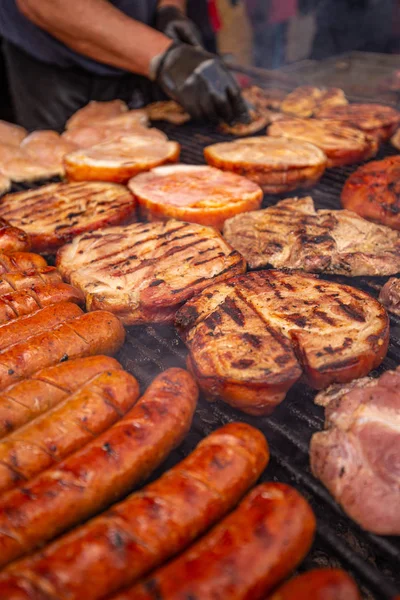 Różne pyszne mięso z grilla — Zdjęcie stockowe
