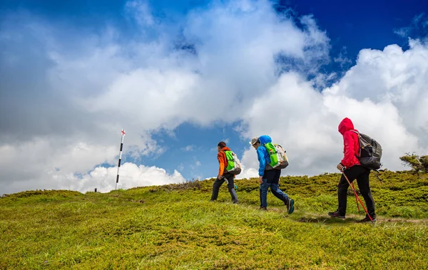 Familie auf Trekkingtour — Stockfoto