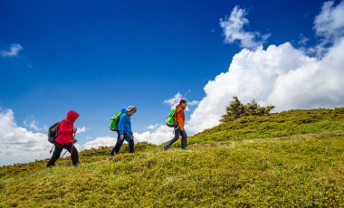 Bir trekking gününde aile 