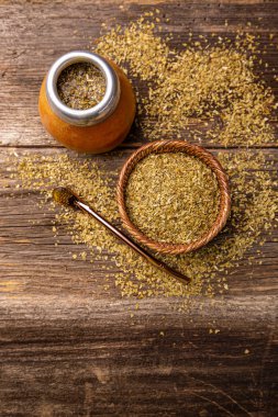 Mate çay içeceği ve yaprakları