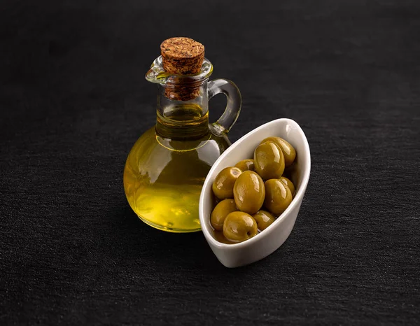 Olio d'oliva e semi di oliva verdi — Foto Stock