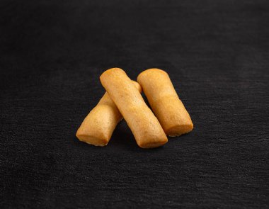 conejos en canasta con junquillos amarillos 