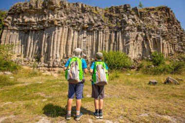 Sırt çantaları ile erkek kardeşler 
