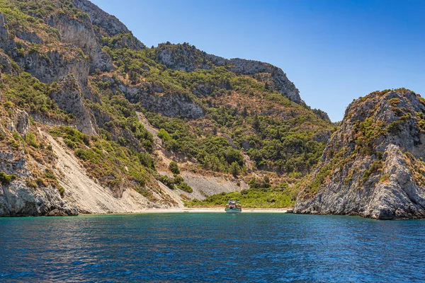 Belle baie avec voilier — Photo