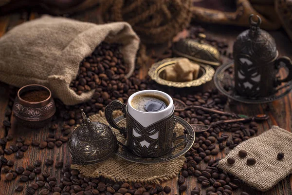Káva v kovu turecký tradiční pohár — Stock fotografie