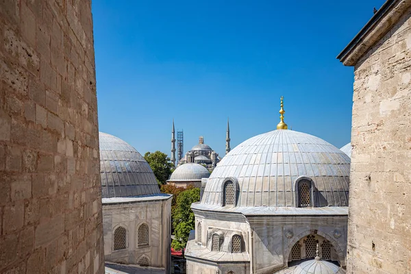 Vista do Sultão Ahmet Mesquita e cúpulas — Fotografia de Stock