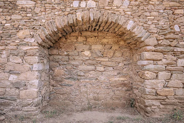 Archway w kamiennej ścianie — Zdjęcie stockowe