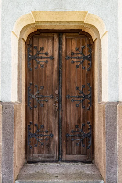 Porta de entrada de um edifício — Fotografia de Stock