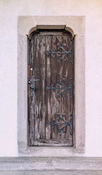 Gamla stängda trä dörr — Stockfoto