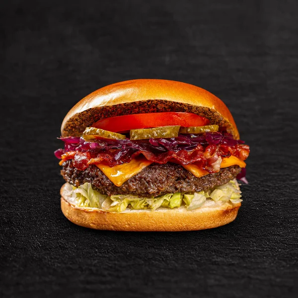 Sabrosa hamburguesa casera a la plancha —  Fotos de Stock