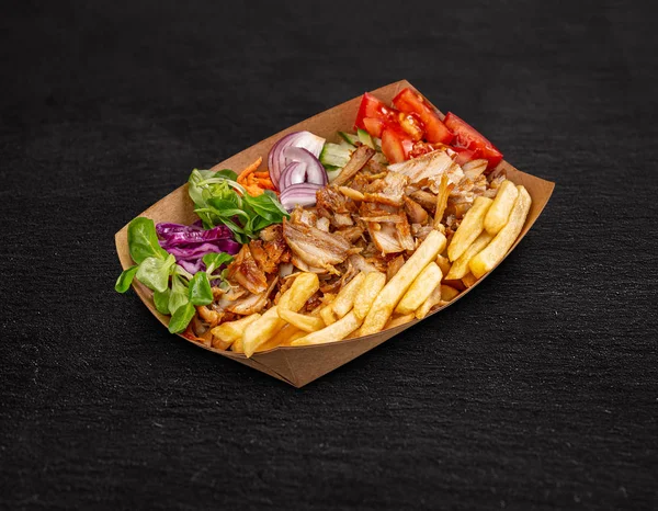 Doner kebab en un plato de papel — Foto de Stock