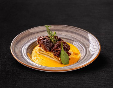 Sığır yanakları ve krep 