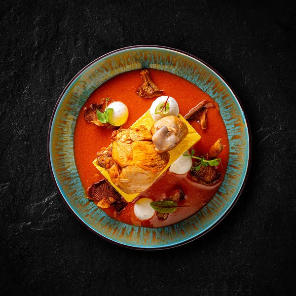 Paprikash de pollo con cantarela — Foto de Stock