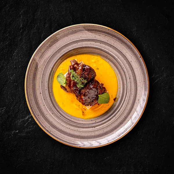 Bochechas de carne com guisado de caçadores — Fotografia de Stock