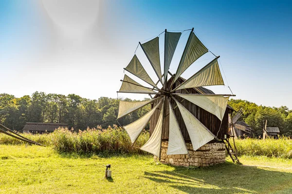 Традиційний сільський вітряк — стокове фото