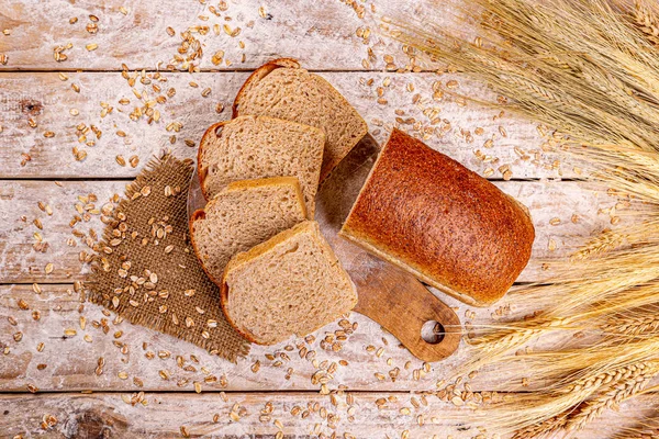 Нарезанный хлеб из цельнозерновых — стоковое фото