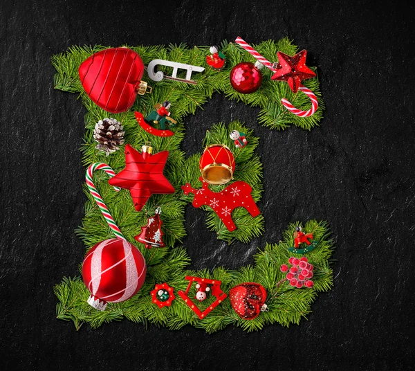 Lettera E fatta di ornamenti dell'albero di Natale — Foto Stock