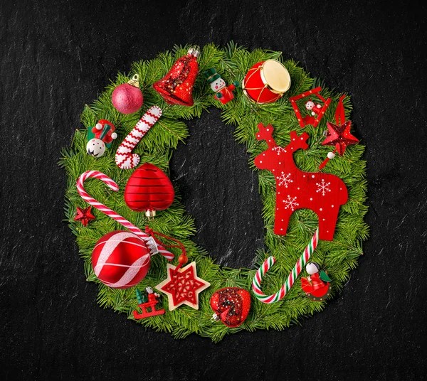 Lettera O fatta di ornamenti dell'albero di Natale — Foto Stock