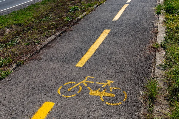 Велосипедний знак на дорозі — стокове фото