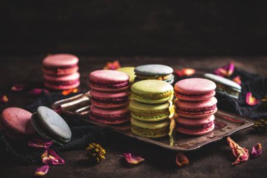 Makaronlar eski tepside