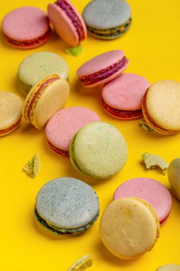 Farklı zevkleri olan renkli kurabiyeler.