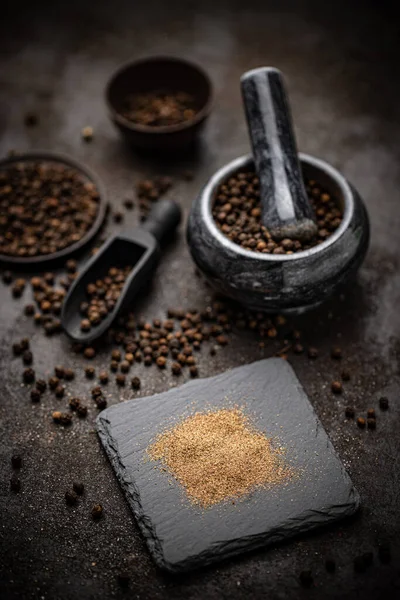 Whole and milled black pepper — Stock Photo, Image