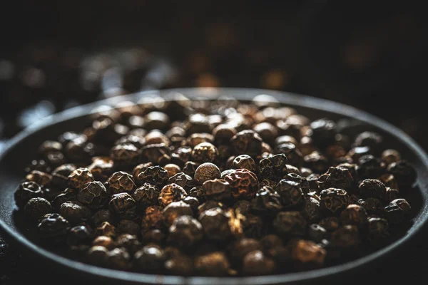 Pile de grains de poivre noir — Photo