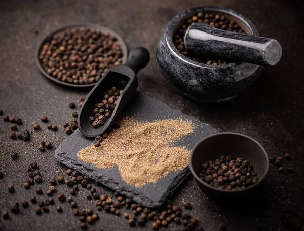 Whole and milled black pepper — Stock Photo, Image