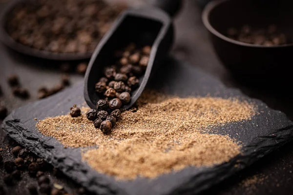 Whole and milled black pepper — Stock Photo, Image