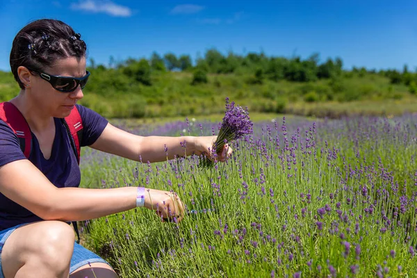 Mujer recogiendo flores — Foto de Stock