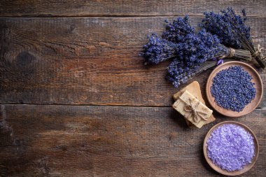 El yapımı sabun ve banyo tuzu.