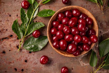 Kirazlarla dolu ahşap bir kase.