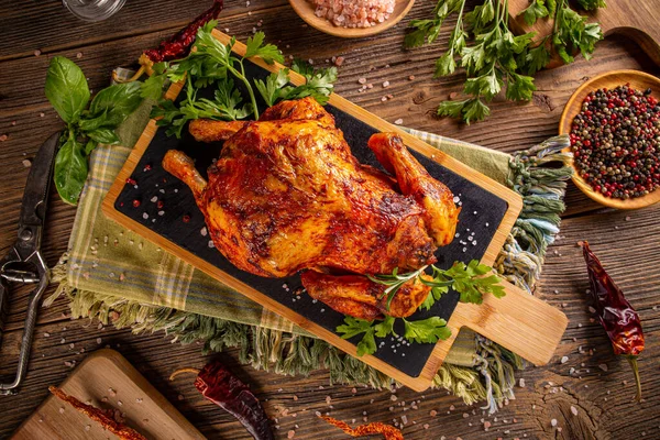 Oven baked whole chicken — Stock Photo, Image