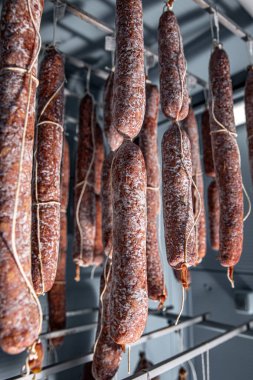 Beyaz küflü lezzetli bir salam.