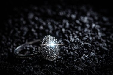 Taşlı gümüş yüzük.