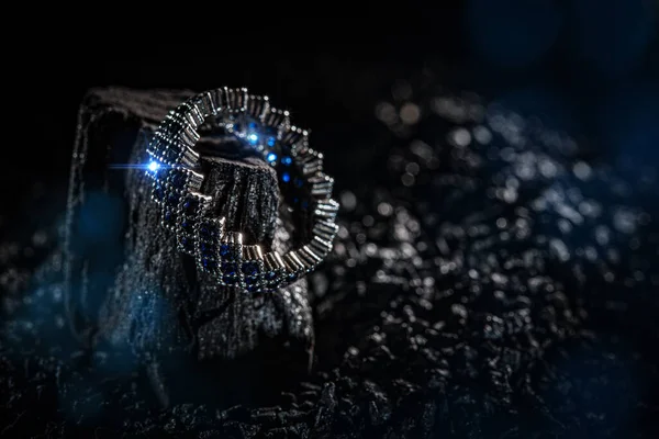 Ring des Schmucks mit blauen Steinen — Stockfoto