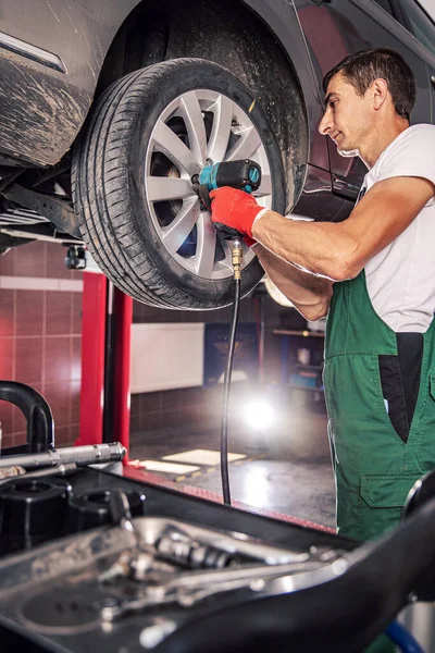 Mechanica in uniform werkt — Stockfoto