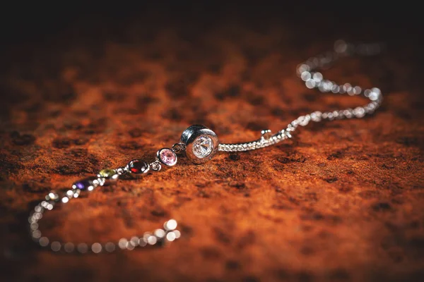 Silberne Halskette mit bunten Kristallen — Stockfoto