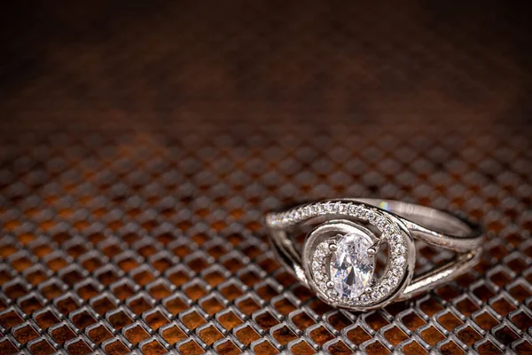 Zilveren ring met kristallen — Stockfoto
