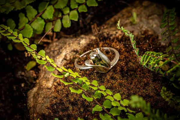 Zilveren ring bloem design patroon — Stockfoto