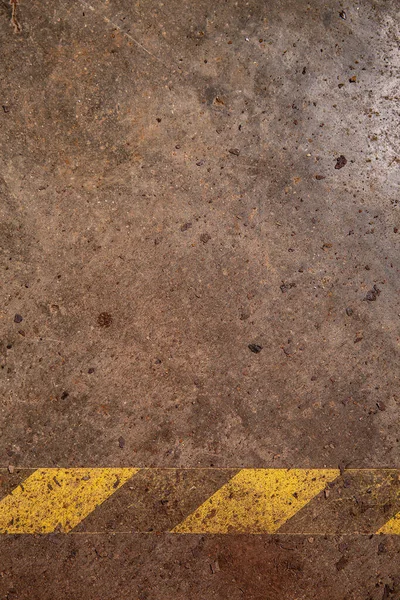 İşçi güvenliği için zemin boyası