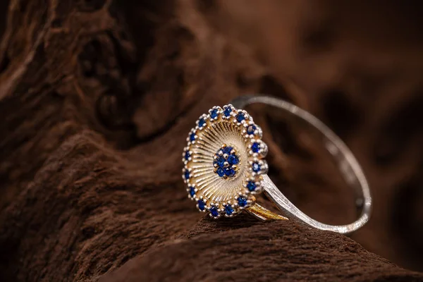 Modny srebrny pierścień młodzieży — Zdjęcie stockowe