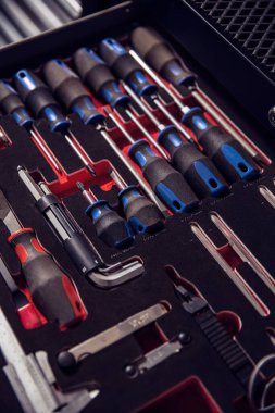 Kutudaki çeşitli araçların araç takımı