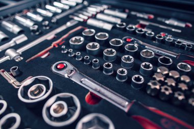 Araba tamiri için bavulda evrensel aletler var.