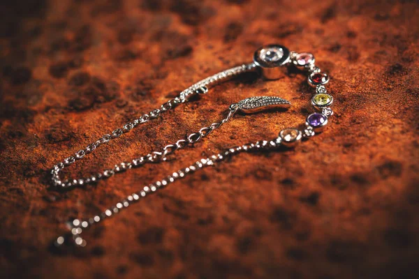 Schöne Silberne Halskette Schmuck Bijouterie Auf Braunem Hintergrund — Stockfoto