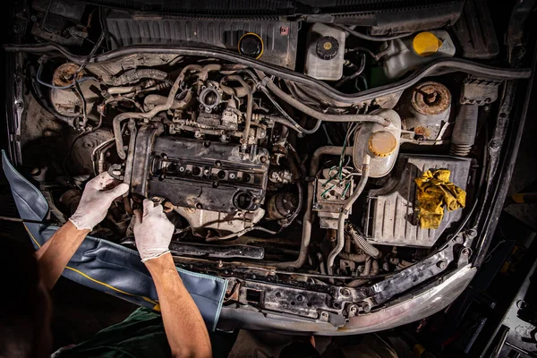 Arbeits Und Arbeitsplatzkonzept Mechaniker Einer Werkstatt Der Ein Auto Repariert — Stockfoto