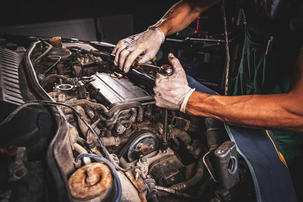 Serviço de reparação de automóveis — Fotografia de Stock