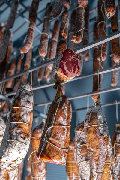 Salsichas fumadas e carne de porco — Fotografia de Stock