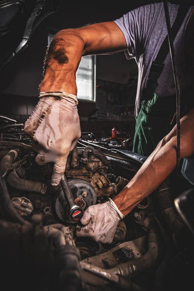 Trabalho mecânico do automóvel — Fotografia de Stock
