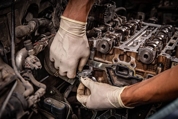 Trabalho mecânico do automóvel — Fotografia de Stock